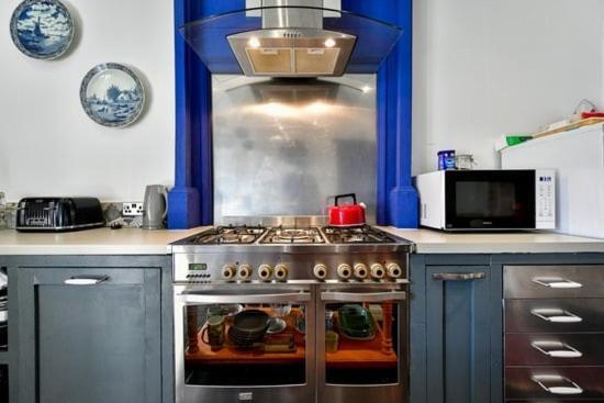 Quirky 4 Bedroom Apartment With Terrace カーディフ エクステリア 写真