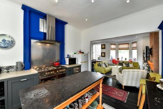 Quirky 4 Bedroom Apartment With Terrace カーディフ エクステリア 写真