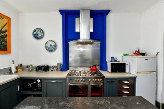 Quirky 4 Bedroom Apartment With Terrace カーディフ エクステリア 写真