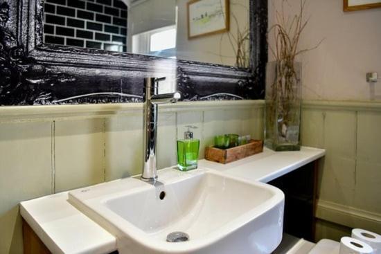 Quirky 4 Bedroom Apartment With Terrace カーディフ エクステリア 写真
