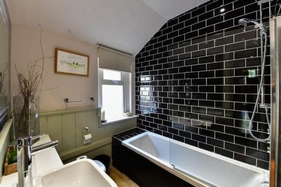 Quirky 4 Bedroom Apartment With Terrace カーディフ エクステリア 写真