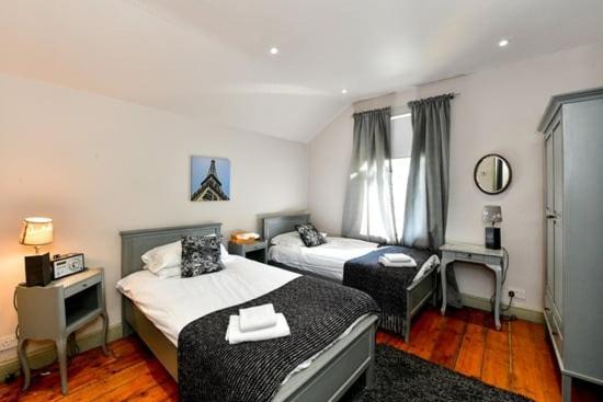 Quirky 4 Bedroom Apartment With Terrace カーディフ エクステリア 写真