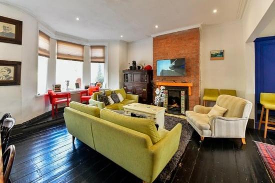 Quirky 4 Bedroom Apartment With Terrace カーディフ エクステリア 写真