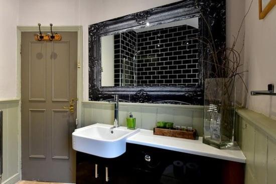 Quirky 4 Bedroom Apartment With Terrace カーディフ エクステリア 写真