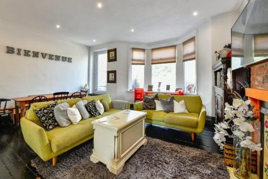 Quirky 4 Bedroom Apartment With Terrace カーディフ エクステリア 写真
